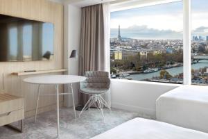 Hotels Courtyard by Marriott Paris Gare de Lyon : Chambre Lits Jumeaux avec vue sur la Tour Eiffel

