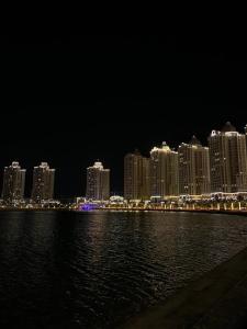 Beachfront Luxury Apartment-Pearl Island شقه مطله على الشاطئ بجزيرة اللؤلؤه
