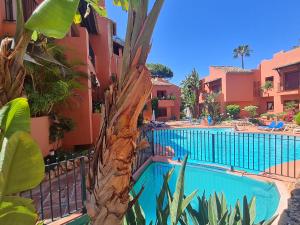 Luxury 2-Bed Apartment Elviria - Pool Sauna & gym