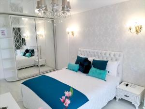 White Apartment Світло є завжди