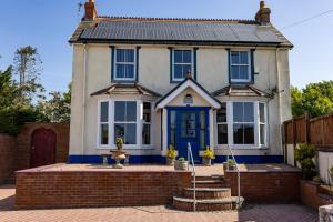 Lamack Vale House, Tenby, 5 Bedrooms with Private Heated Indoor Swimming Pool & Parking