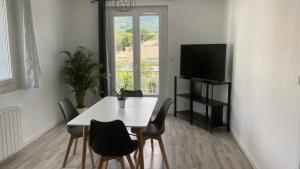 Appartements BEAUSOLEIL , appartement neuf, climatise , Jardin clos , 2 chambres, parking prive, au 1er etage d'une maison dans un quartier residentiel calme, 900 m du centre de nyons : photos des chambres