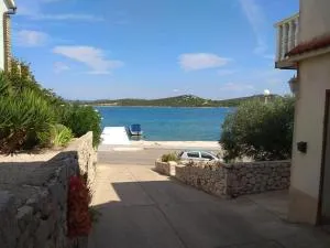 Milka - apartman uz more - Hramina