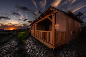 Miners Cabin #2 - King Bed - Accessible Room - Private Balcony