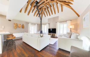 Appartements 3 Bedroom Lovely Apartment In Ocquerre : photos des chambres