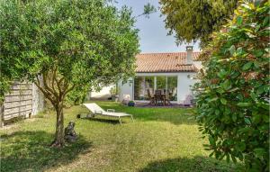 Maisons de vacances Awesome home in Rivedoux-Plage with WiFi and 2 Bedrooms : photos des chambres