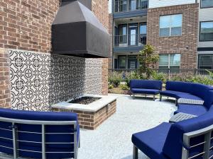 7 Min from IAH Business-Ready Condo w Pool & WiFi