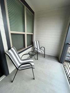 7 Min from IAH Business-Ready Condo w Pool & WiFi