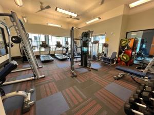 7 Min from IAH Business-Ready Condo w Pool & WiFi