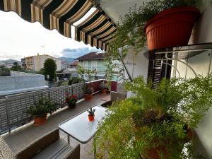 Private Terrace Room - Free Parking - Near Airport & Center