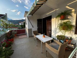 Private Terrace Room - Free Parking - Near Airport & Center