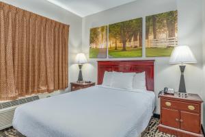 Queen Room - Disability Access/Non-Smoking room in Days Inn by Wyndham Coliseum Montgomery AL