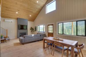 Lakeside Cabin with Hot Tub 3 Mi to Flathead Lake! - 3hvězdičkové hotely ve městě Lakeside