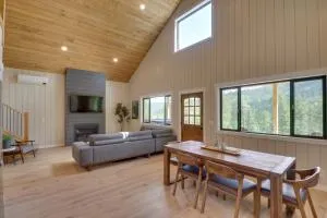 Lakeside Cabin with Hot Tub 3 Mi to Flathead Lake! - Rollins