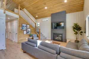 Lakeside Cabin with Hot Tub 3 Mi to Flathead Lake!