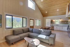 Lakeside Cabin with Hot Tub 3 Mi to Flathead Lake!