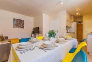 Roomy apartment 80sqm at city center FREE PARKING space, AC & balcony, Separate AC infour rooms