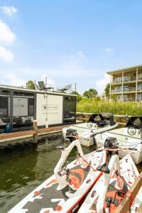 Cosy tiny houseboats near beach and restaurants by Weltevreden Experience