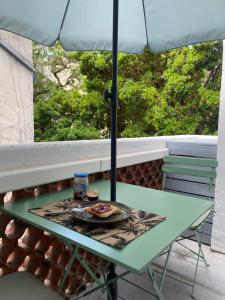 Studio terrasse, intra-muros, climatisé avec Wifi