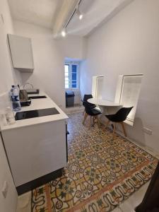 No 60, 2nd floor, centrally located, fully equipped studio Apt