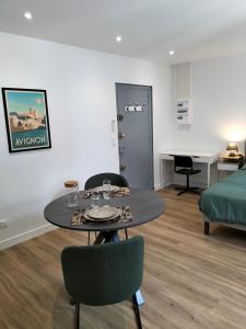 Studio terrasse, intra-muros, climatisé avec Wifi