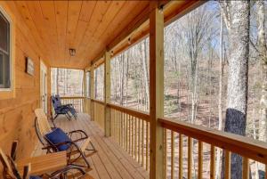 New Serene, Fun & Comfy Cabin- Covered Deck, Grill, Arcade