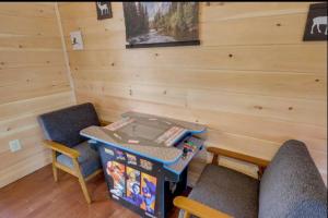 New Serene, Fun & Comfy Cabin- Covered Deck, Grill, Arcade