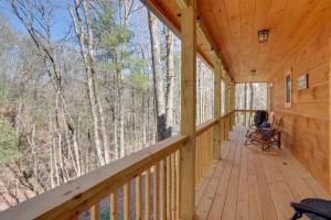 New Serene, Fun & Comfy Cabin- Covered Deck, Grill, Arcade