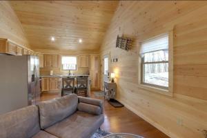 New Serene, Fun & Comfy Cabin- Covered Deck, Grill, Arcade