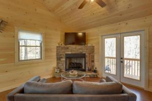 New Serene, Fun & Comfy Cabin- Covered Deck, Grill, Arcade