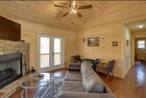 New Serene, Fun & Comfy Cabin- Covered Deck, Grill, Arcade