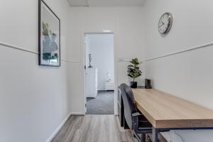 Bright and airy cosy cottage, close to town