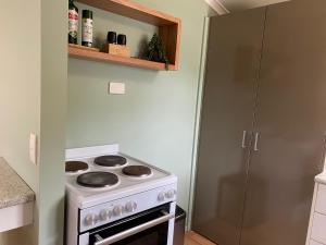 Private Guesthouse - Pet friendly - Walk to Beach