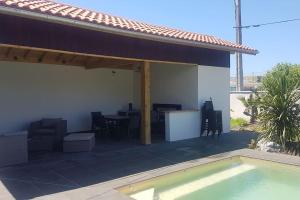 Cosy villa with pool near ocean