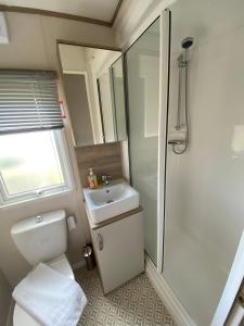 Palm Grove 182 - Pet friendly, WiFi, close to beach and clubhouse - Golden Palm Resort - Meadow Lakes Caravan & Lodge Hire