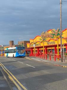 Palm Grove 182 - Pet friendly, WiFi, close to beach and clubhouse - Golden Palm Resort - Meadow Lakes Caravan & Lodge Hire