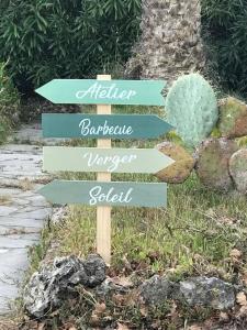Maisons de vacances Provencal Villa with Stunning Views of the Sea and Mountains : photos des chambres