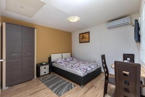 Charming studio with hot tube, terrace, barbecue and garden