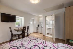 Charming studio with hot tube, terrace, barbecue and garden 