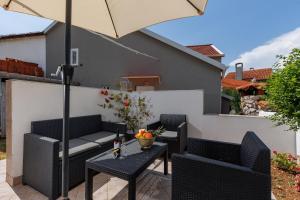 Charming studio with hot tube, terrace, barbecue and garden 