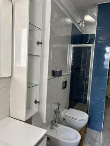 Appartements Grand F2 60mq centre Antibes, proche plages, commerces, 2 balcons, parking, train, bus, deco vintage, pet friendly : photos des chambres
