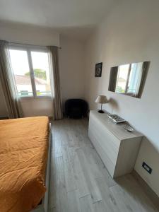 Appartements Grand F2 60mq centre Antibes, proche plages, commerces, 2 balcons, parking, train, bus, deco vintage, pet friendly : photos des chambres
