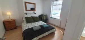 Roomy dog friendly Gosport town house sleeps 6 - Brockhurst