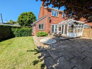 Family Friendly House, 3BR and Parking, Near Town - 14 Millers Close