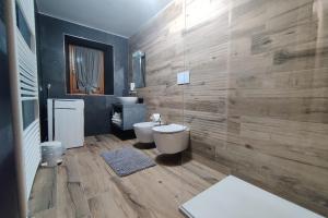One-Bedroom Apartment with Mountain View