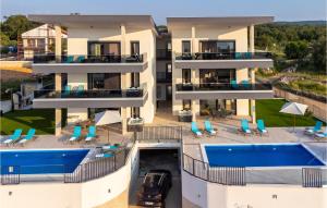 Amazing Apartment In Malinska With Outdoor Swimming Pool, Jacuzzi And 2 Bedrooms