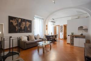 Home dElite Trevi Fountain