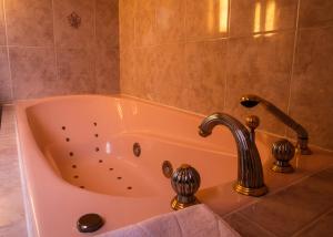 Hotels Chateau Des Bondons EI : Suite avec Baignoire Spa