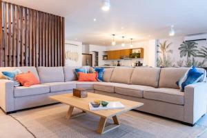 Beautiful 4BR, Up to 8 Guests, Private Pool, 10 min to Beach