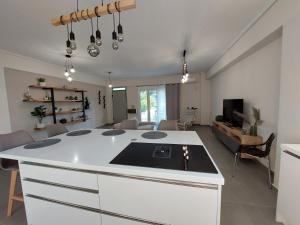 New minimal apartment,10' from Athens airport